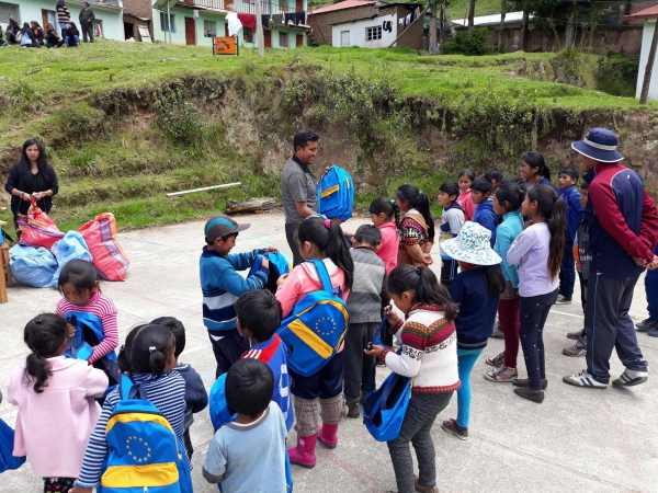 Materiales escolares para niños de Timusi